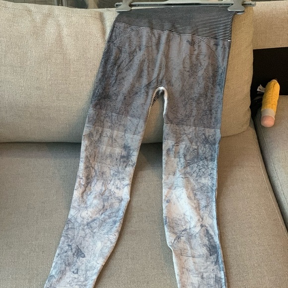 💙lululemon Ebb to Train Tight💙 - Picture 7 of 8